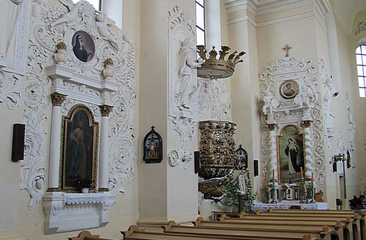 Барочный интерьер костела в Михалишках